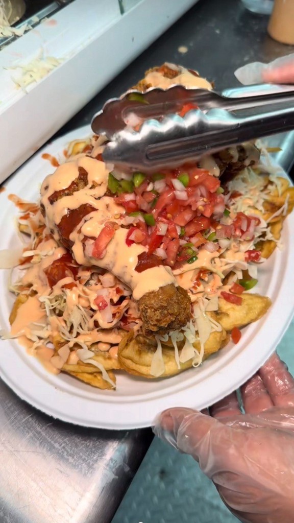Pollo con tajadas y pico