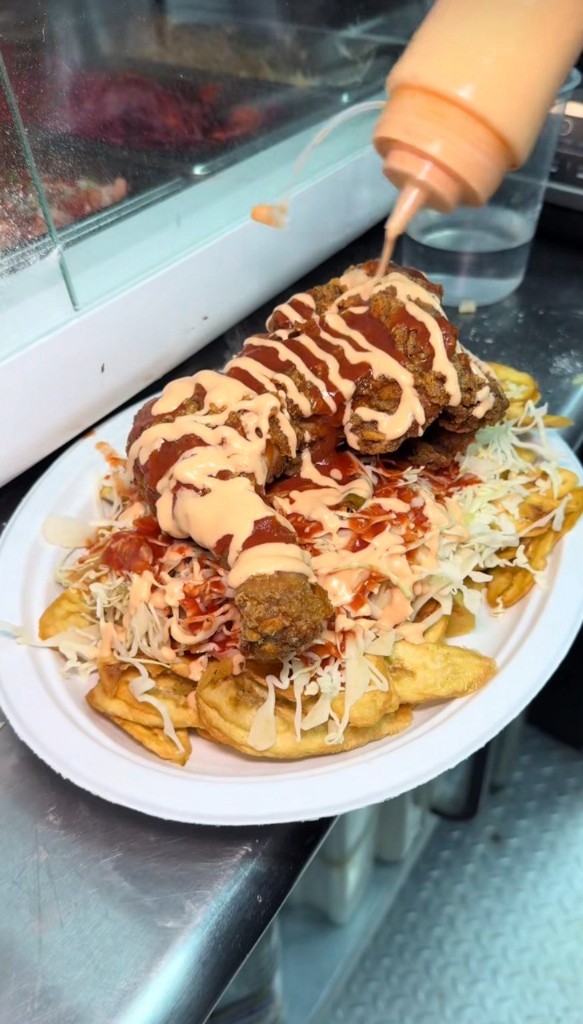 Pollo con tajadas salsa