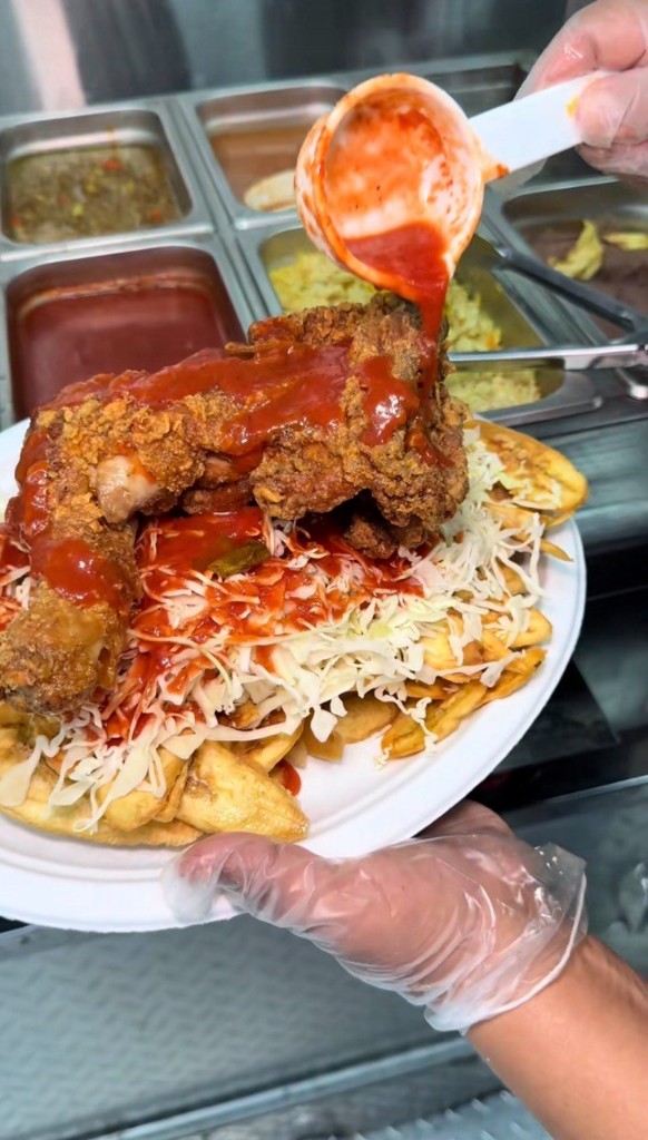 Pollo con tajadas cocina