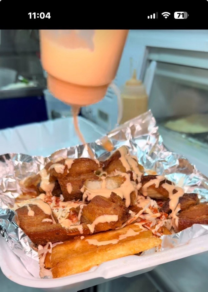 Yuca frita con chicharrón